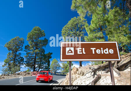 EL TEIDE location de voiture de tourisme sur la spectaculaire route jusqu'aux pistes du Parc National du Teide, El Teide, le sud de Tenerife Espagne Banque D'Images