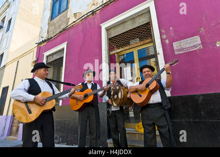 Secteur de musiciens de Pueblo Canario en costume national typique avec des guitares Vegueta Las Palmas de Gran Canaria Espagne Banque D'Images