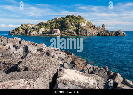 L'île Lachea dans le littoral de la "Riviera dei Ciclopi', près de Catane Banque D'Images