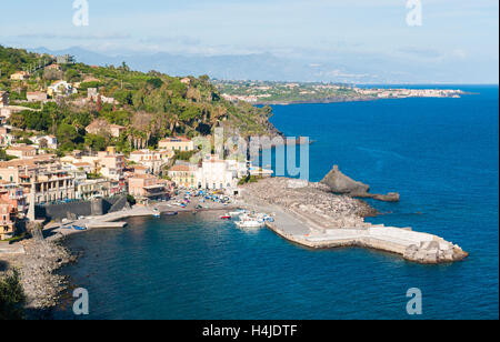 La petite mer village de Santa Maria la Scala (près de Catane en Sicile) Banque D'Images