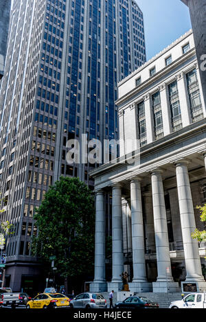 L'ancien San Francisco Federal Reserve Bank Building se trouve à côté d'un gratte-ciel moderne, maintenant appelé le centre-ville réserve Bently. Banque D'Images