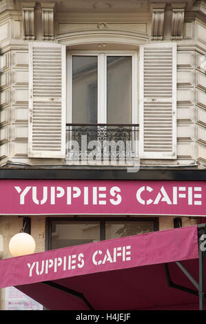 Nom amusant. Détail de l'extérieur et violet stores en gamme "Yuppies Café", à proximité de la célèbre avenue des Champs-Élysées, Paris, France. Banque D'Images