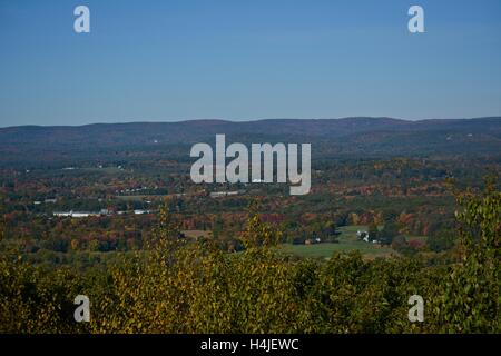 Vue au sommet du mont. Tom dans la Mt. Tom State Reservation/Parc de la plage de Holyoke Holyoke dans le Massachusetts. Banque D'Images