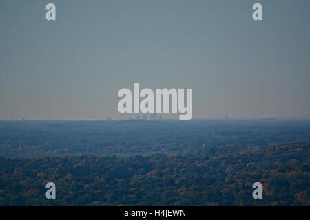 Une vue de la ville de Hartford (Connecticut) entre l'automne feuillage vu de Mt. Tom à Holyoke, Massachusetts. Banque D'Images