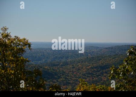 Une vue de la ville de Hartford (Connecticut) entre l'automne feuillage vu de Mt. Tom à Holyoke, Massachusetts. Banque D'Images