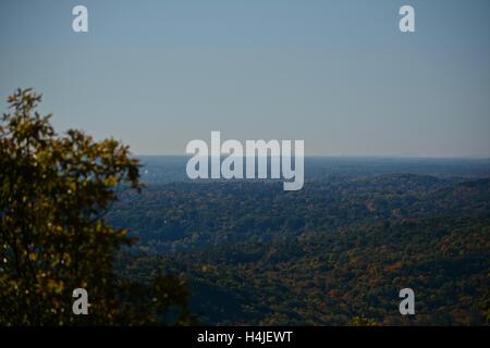 Une vue de la ville de Hartford (Connecticut) entre l'automne feuillage vu de Mt. Tom à Holyoke, Massachusetts. Banque D'Images