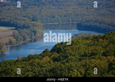 Une vue sur la rivière Connecticut vu de pic de chèvre sur Mt. Tom à Holyoke dans le Massachusetts. Banque D'Images