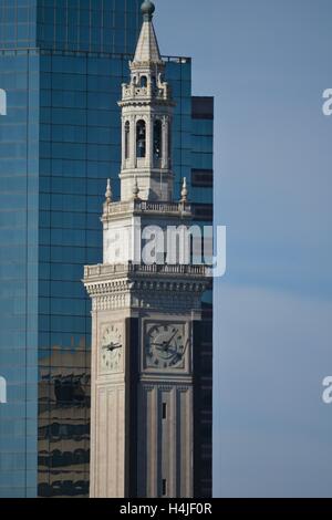 La ville de Springfield avec l'emblématique Campanile tour de l'horloge à l'ouest du Massachusetts. Banque D'Images