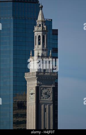 La ville de Springfield avec l'emblématique Campanile tour de l'horloge à l'ouest du Massachusetts. Banque D'Images