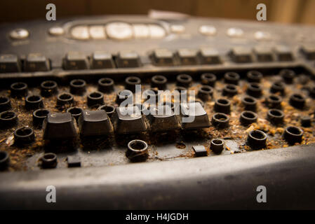 Clavier ordinateur sale. La saleté accumulée sur 10 ans. Claire écrit avec des clefs pour l'humour. Banque D'Images