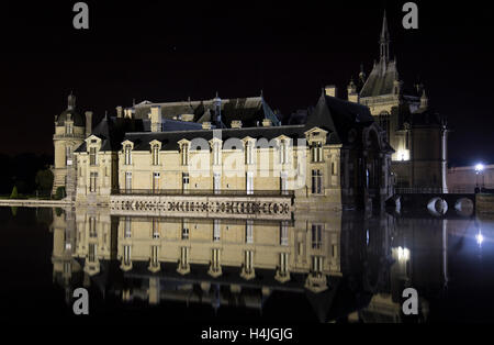 Chateau de Chantilly illuminée la nuit Banque D'Images