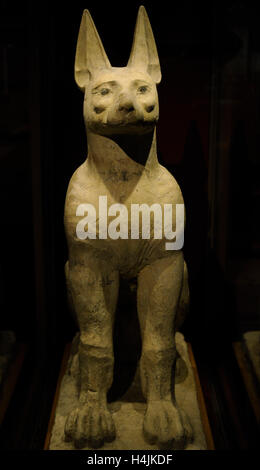 Sculpture représentant dieu Anubis représenté comme un chacal. En date dans le nouveau royaume. Musée d'antiquités orientales et méditerranéennes. Stockholm. La Suède. Banque D'Images