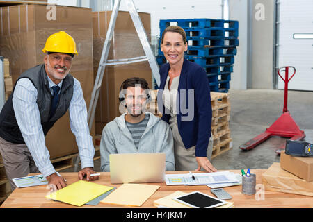 Portrait de gestionnaires d'entrepôt et des travailleurs qui travaillent ensemble Banque D'Images