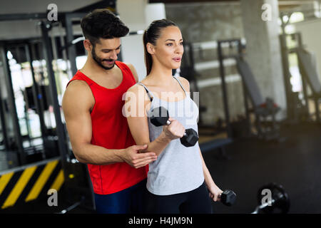 Entraîneur personnel Instructeur stagiaire en salle de sport Banque D'Images