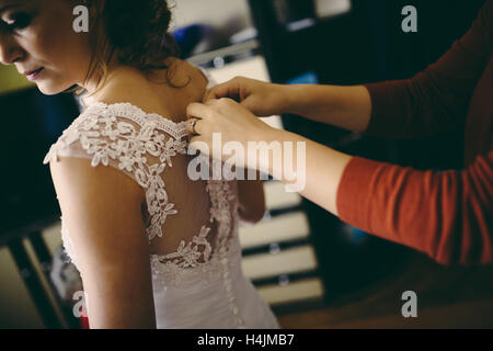 Sœur mariée robe bouton Aide Banque D'Images