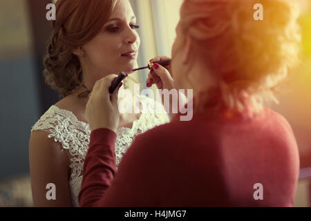 Maquillage mariée effectué par soeur à la maison Banque D'Images