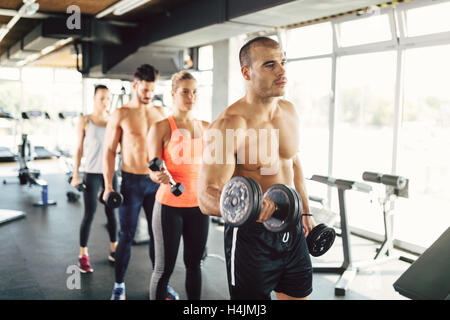Groupe de personnes athlétiques working out in gym Banque D'Images