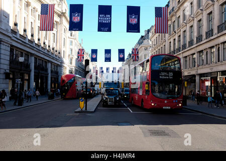 Drapeaux et Bannières accroché le long de la rue Regent au cours de la NFL block party Banque D'Images