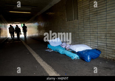 Un couple sans abri laisse sa literie dans un passage souterrain à Sheffield. Il s'agit d'une route de banlieue très prisée pour les personnes qui marchent ou qui font du vélo pour travailler. Banque D'Images