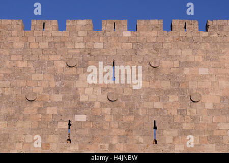 Des fentes de tir et les créneaux de la mur ottoman situé sur la montagne de Sion à l'extrémité ouest de la vieille ville de Jérusalem Israël Banque D'Images