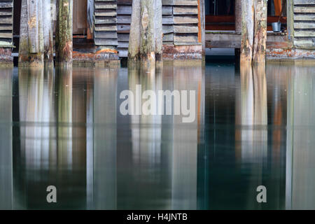 Les hangars à bateaux sur l'eau. Konigssee lake. La Haute-bavière. L'Allemagne. Banque D'Images