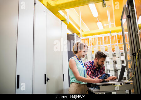 À l'aide de techniciens lors de l'analyse de l'ordinateur portable server Banque D'Images