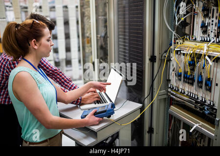 À l'aide de techniciens lors de l'analyse de l'ordinateur portable server Banque D'Images