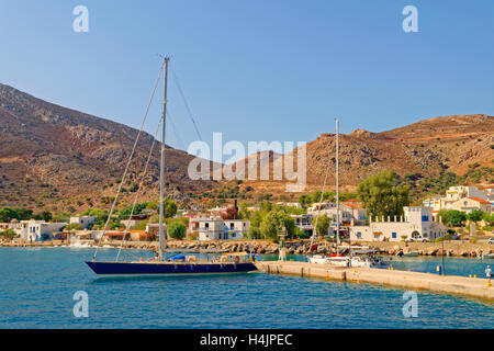 Tilos town quay sur l'île grecque de Tilos située entre Rhodes et Kos dans l'île du Dodécanèse, Grèce Groupe. Banque D'Images