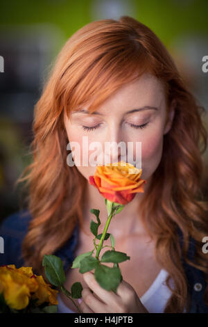 Fleuriste femme fleur rose une odeur Banque D'Images