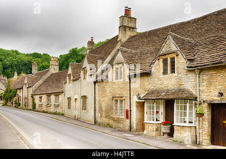 Maisons en pierre dans les rues du village de Castle Combe dans le Wiltshire, Angleterre Banque D'Images