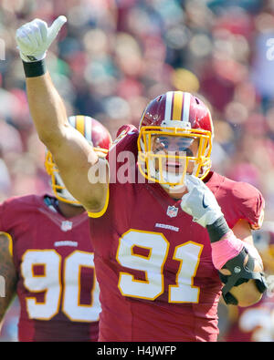 Redskins de Washington à l'extérieur de linebacker Ryan Kerrigan (91) célèbre un premier trimestre sack contre Philadelphia Eagles quarterback Carson Wentz (11) à FedEx Field à Landover, Maryland le dimanche, Octobre 16, 2016. Credit : Ron Sachs/CNP /MediaPunch Banque D'Images