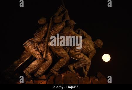 Washington, DC, USA. 16 Oct, 2016. Une super lune se lève à côté de l'United States Marine Corps Monument à Washington, DC, États-Unis, 16 octobre 2016. Credit : Yin Bogu/Xinhua/Alamy Live News Banque D'Images