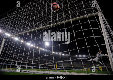 Vérone, Italie. 16 Oct, 2016. L'AC Milan's Juraj Kucka scores au cours du match de football Serie A italienne entre Chievo Vérone et l'AC Milan, au stade Bentegodi de Vérone, Italie, 16 octobre 2016. L'AC Milan a gagné 3-1. Credit : Alberto Lingria/Xinhua/Alamy Live News Banque D'Images