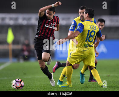 Vérone, Italie. 16 Oct, 2016. L'AC Milan's Giacomo Bonaventura (L) fait concurrence au cours de la Serie A italienne football match entre Chievo Vérone et l'AC Milan, au stade Bentegodi de Vérone, Italie, 16 octobre 2016. L'AC Milan a gagné 3-1. Credit : Alberto Lingria/Xinhua/Alamy Live News Banque D'Images