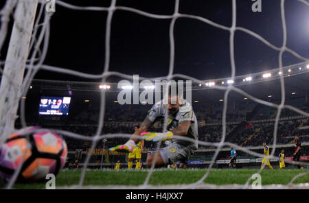 Vérone, Italie. 16 Oct, 2016. L'AC Milan's Carlos Bacca scores au cours du match de football Serie A italienne entre Chievo Vérone et l'AC Milan, au stade Bentegodi de Vérone, Italie, 16 octobre 2016. L'AC Milan a gagné 3-1. Credit : Alberto Lingria/Xinhua/Alamy Live News Banque D'Images