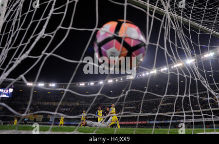 Vérone, Italie. 16 Oct, 2016. L'AC Milan's M'Baye Niang scores au cours du match de football Serie A italienne entre Chievo Vérone et l'AC Milan, au stade Bentegodi de Vérone, Italie, 16 octobre 2016. L'AC Milan a gagné 3-1. Credit : Alberto Lingria/Xinhua/Alamy Live News Banque D'Images