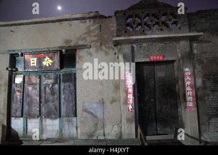 Jinzhong, Jinzhong, Chine. 16 Oct, 2016. Jinzhong, CHINE-Octobre 16 2016 : (usage éditorial uniquement. Chine) Vue de nuit sur la ville ancienne de Pingyao Jinzhong, au nord la province de Shanxi, Octobre 16th, 2016. Pingyao est une ville ancienne 2 700 ans, histoire et culture, construit en 827-782 BC. Les murs de la vieille ville sont encore bien préservées, ainsi que les tribunaux de comté et d'autres architectures. La ville ancienne de Pingyao a été nommé site du patrimoine culturel mondial de l'UNESCO, en décembre 1997. © SIPA Asie/ZUMA/Alamy Fil Live News Banque D'Images