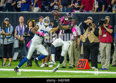 Houston, Texas, USA. 16 Oct, 2016. Le receveur des Houston Texans Jaelen Strong (11) fait une prise tout en étant défendu par Indianapolis Colts arrière défensif Rashaan Melvin (30) pendant la période d'heures supplémentaires d'un match de la NFL entre les Houston Texans et les Indianapolis Colts à NRG Stadium à Houston, TX sur Octobre 16, 2016. Les Texans ont remporté 26-23. Credit : Trask Smith/ZUMA/Alamy Fil Live News Banque D'Images