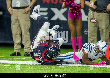 Houston, Texas, USA. 16 Oct, 2016. Le receveur des Houston Texans Jaelen Strong (11) fait une prise tout en étant défendu par Indianapolis Colts arrière défensif Rashaan Melvin (30) pendant la période d'heures supplémentaires d'un match de la NFL entre les Houston Texans et les Indianapolis Colts à NRG Stadium à Houston, TX sur Octobre 16, 2016. Les Texans ont remporté 26-23. Credit : Trask Smith/ZUMA/Alamy Fil Live News Banque D'Images