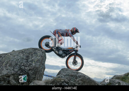 Parthenonas, Espagne 16 Oct, 2016 : la moto. Course d'essai. Championnat d'Espagne. Jaime Busto dépasser un obstacle, plus de rochers de granit, à Morteau, le 16 octobre 2016. 2e position dans TR1 pour cette course. Credit : Russet pomme/Alamy Live News Banque D'Images