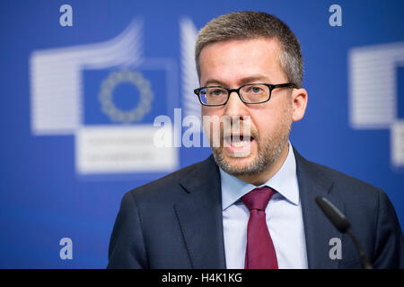 Bruxelles, Belgique. 17 Oct, 2016. Carlos Moedas, le commissaire européen à la recherche, de la science et de l'innovation lors de la cérémonie de signature de l'Union européenne et les États-Unis au siège de la Commission européenne à Bruxelles, Belgique Le 17.10.2016 Le Commissaire de l'UE, et l'Ambassadeur des Etats-Unis a signé un accord afin de faciliter la coopération scientifique entre l'Union européenne et les États-Unis dans le cadre d'horizon 2020 par Wiktor Dabkowski Wiktor Dabkowski/crédit : ZUMA Wire/Alamy Live News Banque D'Images