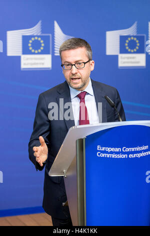 Bruxelles, Belgique. 17 Oct, 2016. Carlos Moedas, le commissaire européen à la recherche, de la science et de l'innovation lors de la cérémonie de signature de l'Union européenne et les États-Unis au siège de la Commission européenne à Bruxelles, Belgique Le 17.10.2016 Le Commissaire de l'UE, et l'Ambassadeur des Etats-Unis a signé un accord afin de faciliter la coopération scientifique entre l'Union européenne et les États-Unis dans le cadre d'horizon 2020 par Wiktor Dabkowski Wiktor Dabkowski/crédit : ZUMA Wire/Alamy Live News Banque D'Images