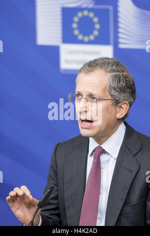 Bruxelles, Belgique. 17 Oct, 2016. Anthony L. Gardner l'Ambassadeur des Etats-Unis auprès de l'UE au cours de la cérémonie de signature de l'Union européenne et les États-Unis au siège de la Commission européenne à Bruxelles, Belgique Le 17.10.2016 Le Commissaire de l'UE, et l'Ambassadeur des Etats-Unis a signé un accord afin de faciliter la coopération scientifique entre l'Union européenne et les États-Unis dans le cadre d'horizon 2020 par Wiktor Dabkowski | Verwendung weltweit/alliance photo Credit : dpa/Alamy Live News Banque D'Images