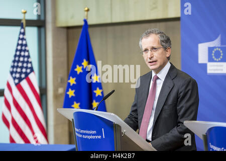 Bruxelles, Belgique. 17 Oct, 2016. Anthony L. Gardner l'Ambassadeur des Etats-Unis auprès de l'UE au cours de la cérémonie de signature de l'Union européenne et les États-Unis au siège de la Commission européenne à Bruxelles, Belgique Le 17.10.2016 Le Commissaire de l'UE, et l'Ambassadeur des Etats-Unis a signé un accord afin de faciliter la coopération scientifique entre l'Union européenne et les États-Unis dans le cadre d'horizon 2020 par Wiktor Dabkowski | Verwendung weltweit/alliance photo Credit : dpa/Alamy Live News Banque D'Images