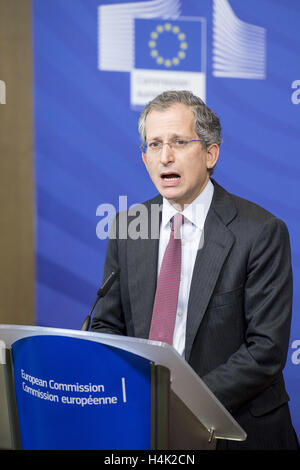 Bruxelles, Belgique. 17 Oct, 2016. Anthony L. Gardner l'Ambassadeur des Etats-Unis auprès de l'UE au cours de la cérémonie de signature de l'Union européenne et les États-Unis au siège de la Commission européenne à Bruxelles, Belgique Le 17.10.2016 Le Commissaire de l'UE, et l'Ambassadeur des Etats-Unis a signé un accord afin de faciliter la coopération scientifique entre l'Union européenne et les États-Unis dans le cadre d'horizon 2020 par Wiktor Dabkowski | Verwendung weltweit/alliance photo Credit : dpa/Alamy Live News Banque D'Images