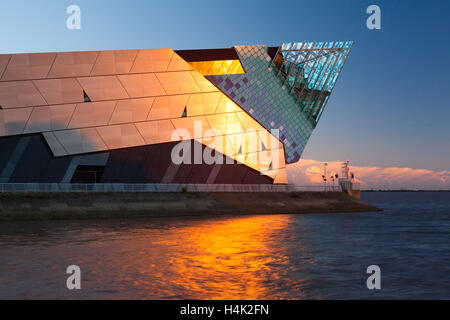 Kingston-upon-Hull (Hull), East Yorkshire, UK. 16 octobre 2016. Le soleil couchant se reflète sur la profonde, un aquarium primé donnant sur la rivière Humber. Credit : LEE BEEL/Alamy Live News Banque D'Images