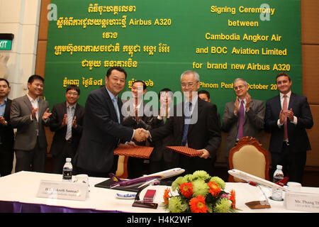 (161017) -- PHNOM PENH, 17 octobre 2016 (Xinhua) -- Tekreth Samrach (L, avant), président du Cambodia Angkor Air, serre la main de Phang Thim Fatt (R, avant), sous-directeur général et financier de BOC Aviation Limited, au cours d'une cérémonie de signature d'un contrat de location d'aéronefs à Phnom Penh, Cambodge, 17 octobre 2016. Porteur de drapeau national du Cambodge Cambodia Angkor Air ont signé un accord ici lundi de louer deux nouveaux Airbus A320 de BOC Aviation, membre du groupe de la Banque de Chine, d'après une déclaration de la compagnie aérienne. (Xinhua/Sovannara) (DTF) Banque D'Images