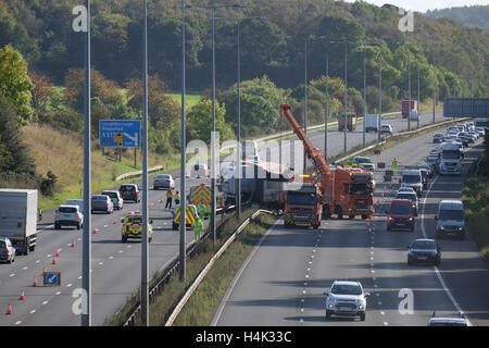 Camion écrasé dans le centrale de réservation sur l'autoroute m1 entre J23 et j23a, entraînant les bouchons tant au nord et sud Banque D'Images