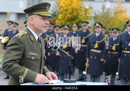 Vyskov, République tchèque. 17 Oct, 2016. Défilé à l'occasion du 10ème anniversaire du Centre pour la protection contre les armes de destruction massive. Le vice-chef d'état-major Jiří Baloun parle à la parade, Vyškov République tchèque, le 17 octobre 2016. Crédit : Igor Zehl/CTK Photo/Alamy Live News Banque D'Images