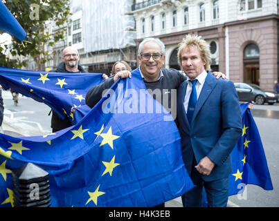 Londres, Royaume-Uni - 17 octobre 2016 : Royal Courts of Justice. Une affaire est entendue dans les cours royales de justice quant à savoir qui peut déclencher officiellement l'article 50 pour Brexit. Crédit : Jane Campbell/Alamy Live News Banque D'Images